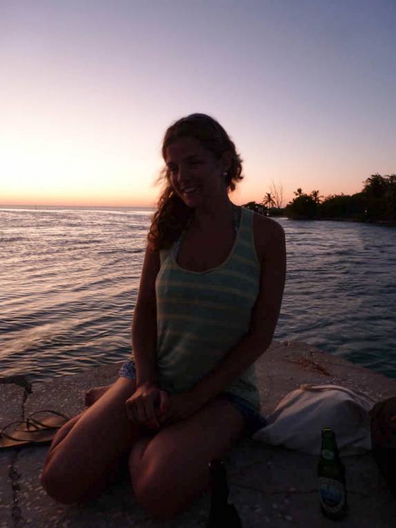 Rindo a toa durante o belo entardecer em Caye Caulker, na grande barreira de corais de Belize